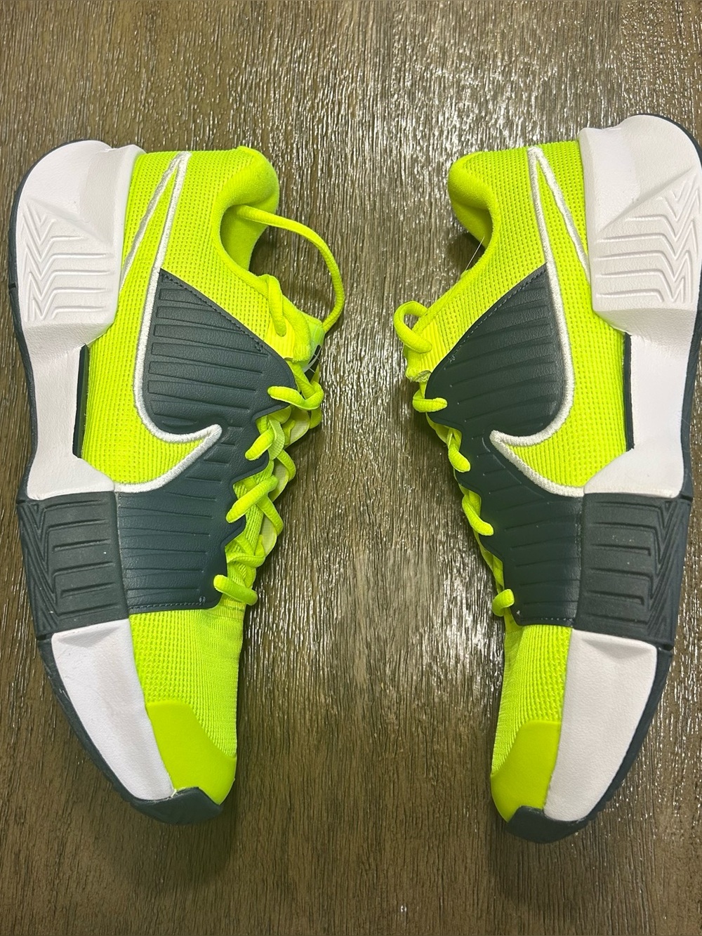 Nike Zoom Challenge Pickleball Shoes
Men’s Size 9.5 Neon / Navy NEW